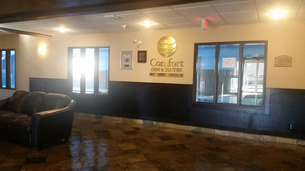 Comfort Inn & Suites Sylvan Lake Extérieur photo