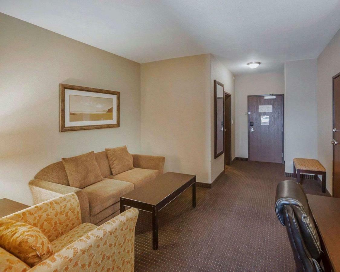 Comfort Inn & Suites Sylvan Lake Extérieur photo
